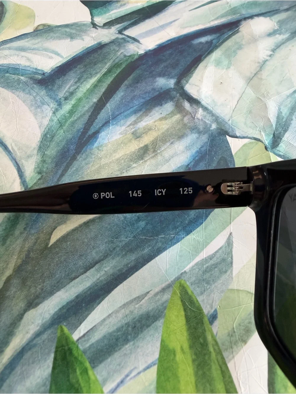 QUAY Icy polarized sunglasses- Black  case and cleaning cloth included